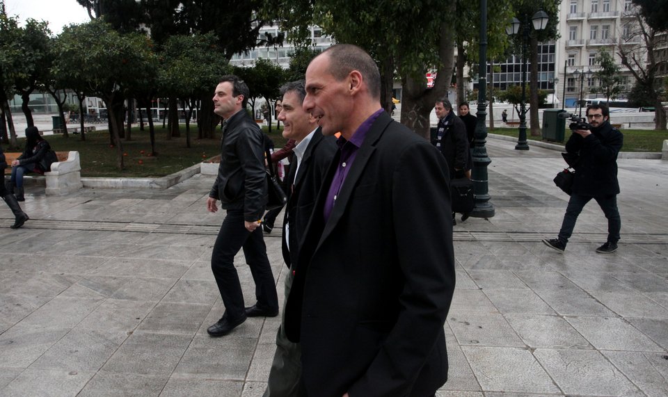 Βουλή-υπουργείο με τα πόδια: Πολίτης ακολούθησε τον Βαρουφάκη και βιντεοσκόπησε τη διαδρομή του [βίντεο] | iefimerida.gr 1