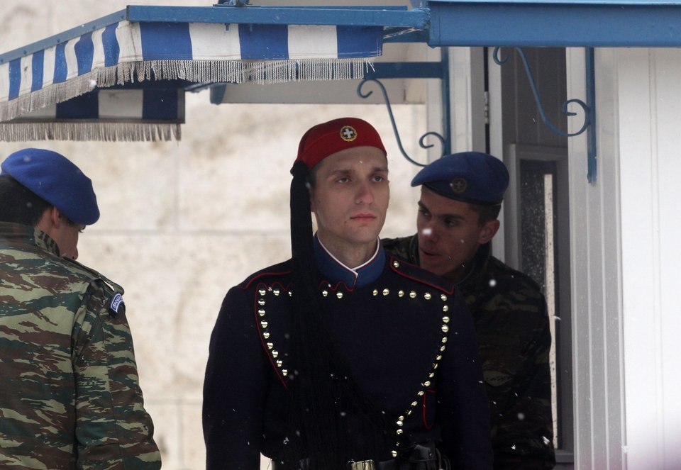 Οι χιονισμένοι Εύζωνες -Η κακοκαιρία τους έκανε τη ζωή δύσκολη [εικόνες] | iefimerida.gr 0