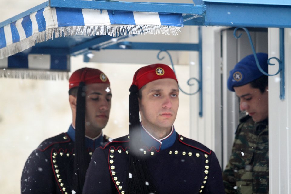 Οι χιονισμένοι Εύζωνες -Η κακοκαιρία τους έκανε τη ζωή δύσκολη [εικόνες] | iefimerida.gr 2