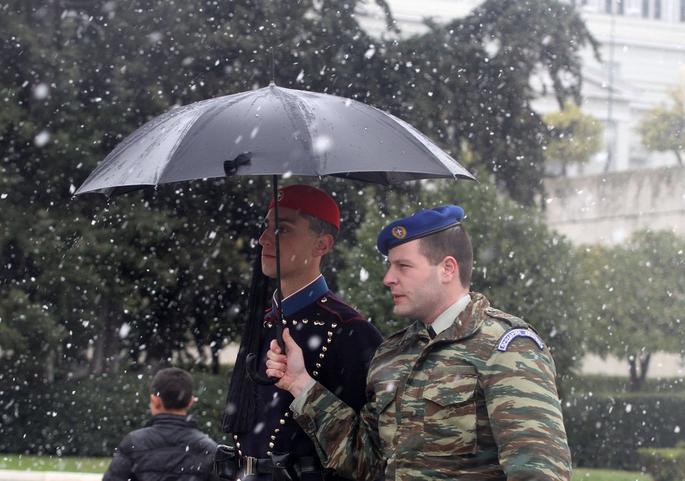 Οι χιονισμένοι Εύζωνες -Η κακοκαιρία τους έκανε τη ζωή δύσκολη [εικόνες] | iefimerida.gr 3