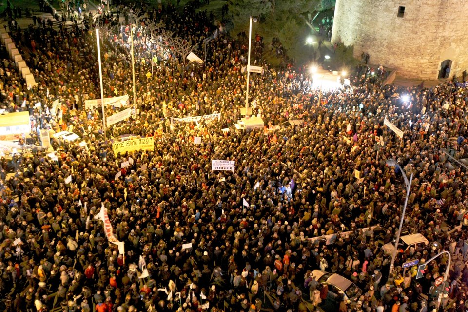 Ανάσα Αξιοπρέπειας: Εκατοντάδες χιλιάδες άνθρωποι διαδηλώσαν στην Ελλάδα και στον κόσμο  [εικόνες & βίντεο] | iefimerida.gr 18