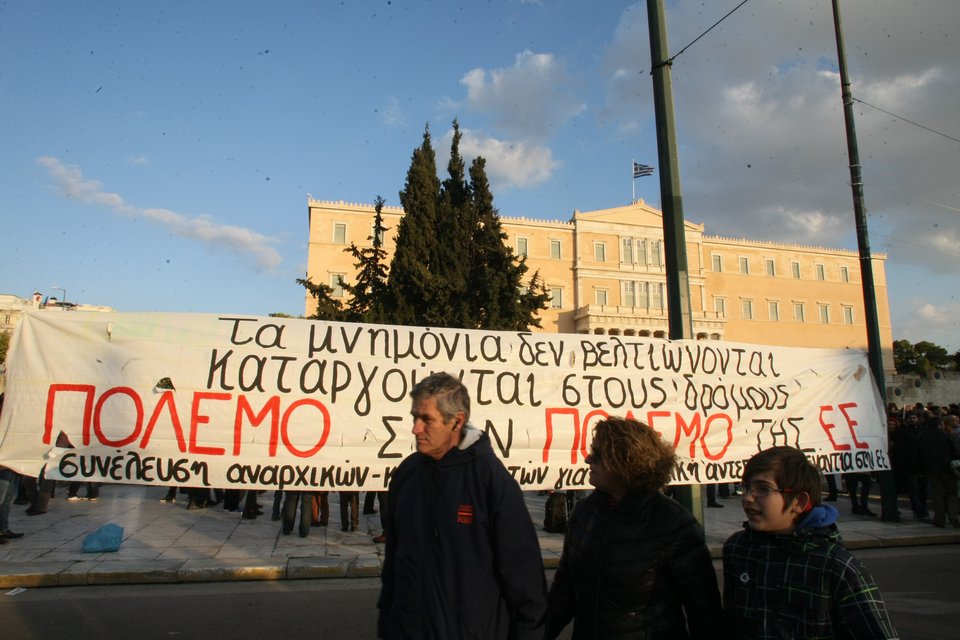 Χιλιάδες κόσμου στο Σύνταγμα στη συγκέντρωση αλληλεγγύης [εικόνες] | iefimerida.gr 9