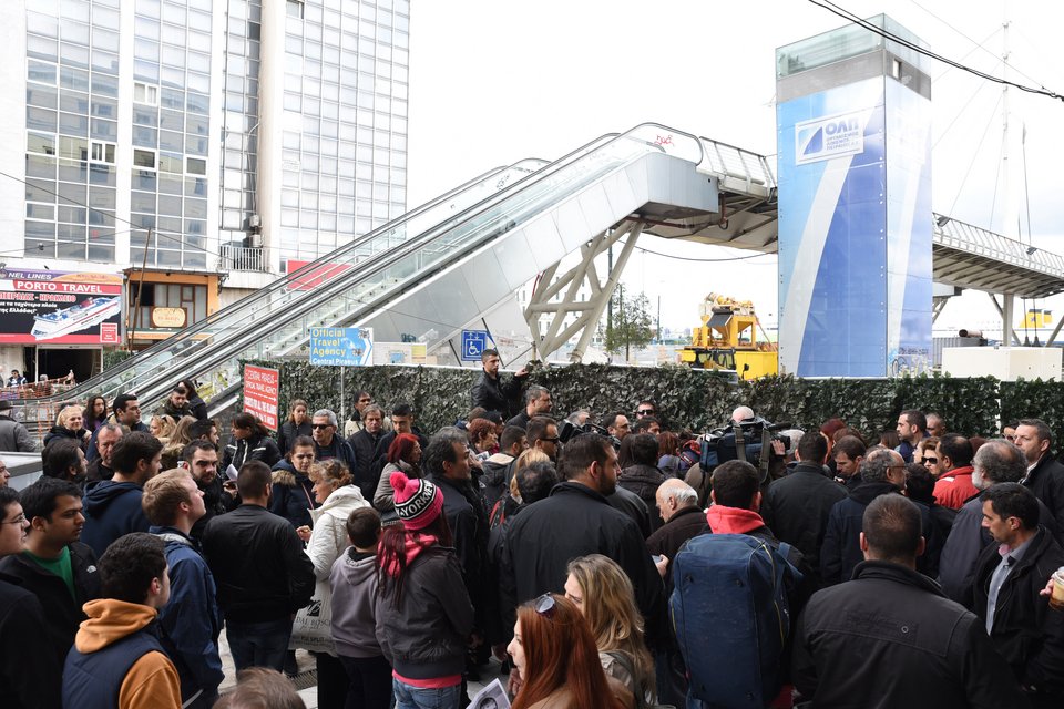 Εκατοντάδες οι εθελοντές που «χτένισαν» τον Πειραιά ψάχνοντας τον Βαγγέλη [εικόνες] | iefimerida.gr 2