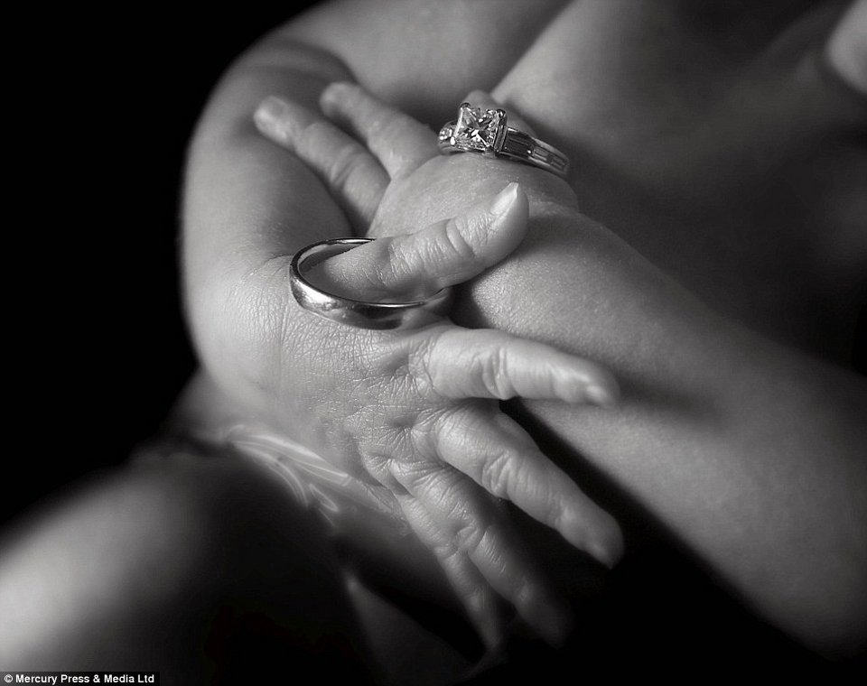 Το πιο σπαρακτικό αντίο: Γονείς αποχαιρετούν τα ετοιμοθάνατα, λίγων ημερών, μωρά τους [εικόνες] | iefimerida.gr 6