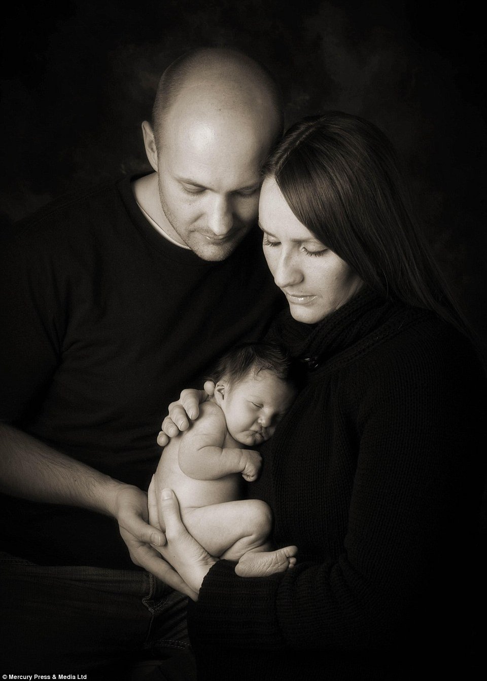 Το πιο σπαρακτικό αντίο: Γονείς αποχαιρετούν τα ετοιμοθάνατα, λίγων ημερών, μωρά τους [εικόνες] | iefimerida.gr 1