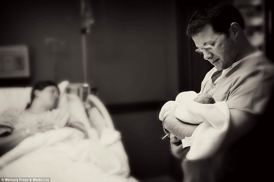 Το πιο σπαρακτικό αντίο: Γονείς αποχαιρετούν τα ετοιμοθάνατα, λίγων ημερών, μωρά τους [εικόνες] | iefimerida.gr 3