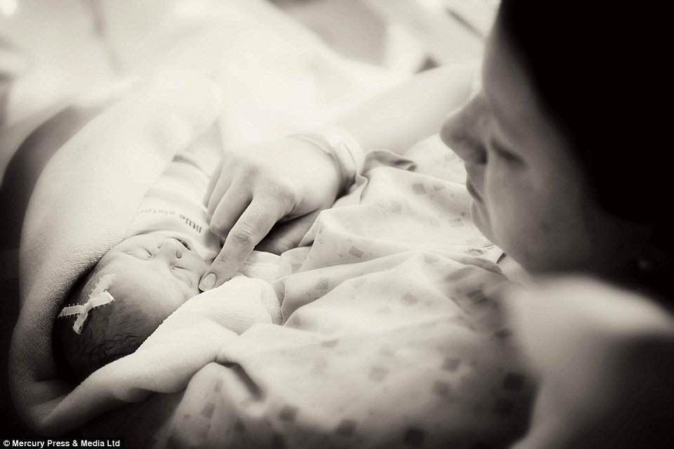 Το πιο σπαρακτικό αντίο: Γονείς αποχαιρετούν τα ετοιμοθάνατα, λίγων ημερών, μωρά τους [εικόνες] | iefimerida.gr 4