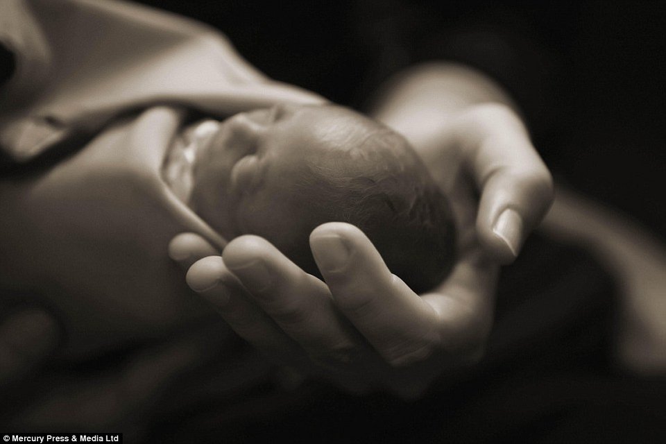 Το πιο σπαρακτικό αντίο: Γονείς αποχαιρετούν τα ετοιμοθάνατα, λίγων ημερών, μωρά τους [εικόνες] | iefimerida.gr 5