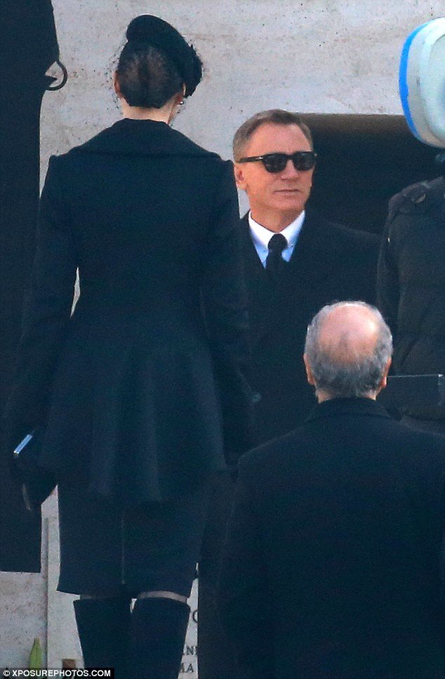 Η 50άρα Μπελούτσι στον Τζέιμς Μποντ: Σέξι χήρα στα μαύρα, καθηλώνει [εικόνες] | iefimerida.gr 16