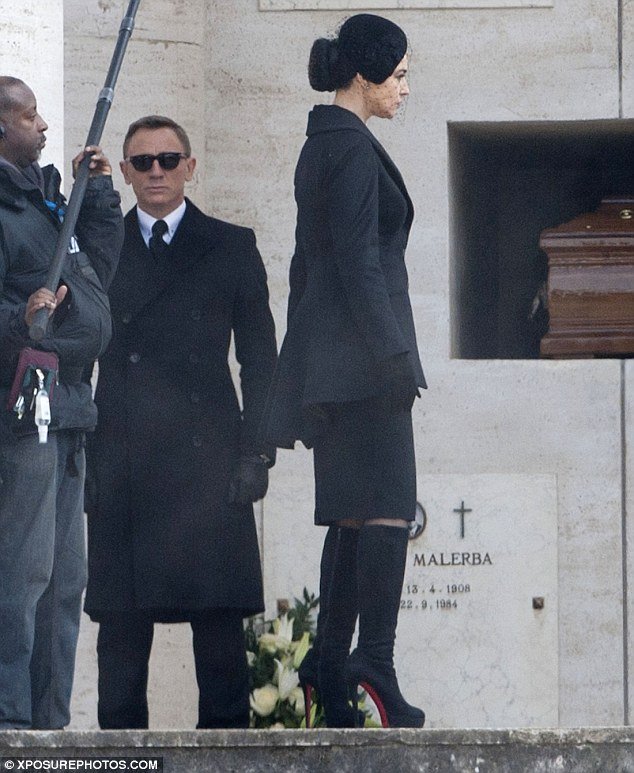 Η 50άρα Μπελούτσι στον Τζέιμς Μποντ: Σέξι χήρα στα μαύρα, καθηλώνει [εικόνες] | iefimerida.gr 10