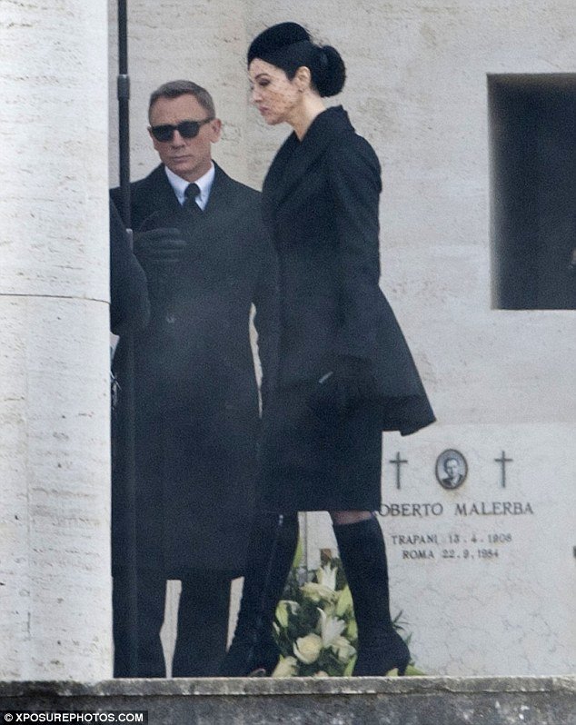 Η 50άρα Μπελούτσι στον Τζέιμς Μποντ: Σέξι χήρα στα μαύρα, καθηλώνει [εικόνες] | iefimerida.gr 17