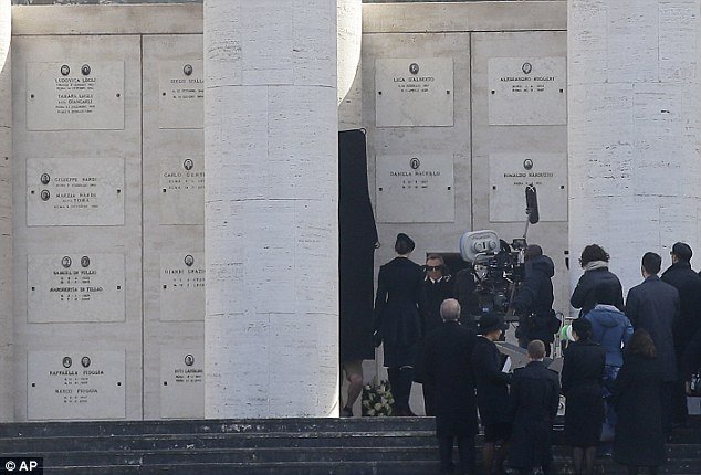 Η 50άρα Μπελούτσι στον Τζέιμς Μποντ: Σέξι χήρα στα μαύρα, καθηλώνει [εικόνες] | iefimerida.gr 18