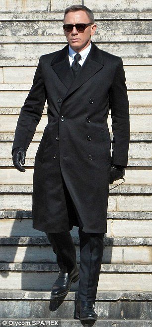 Η 50άρα Μπελούτσι στον Τζέιμς Μποντ: Σέξι χήρα στα μαύρα, καθηλώνει [εικόνες] | iefimerida.gr 7