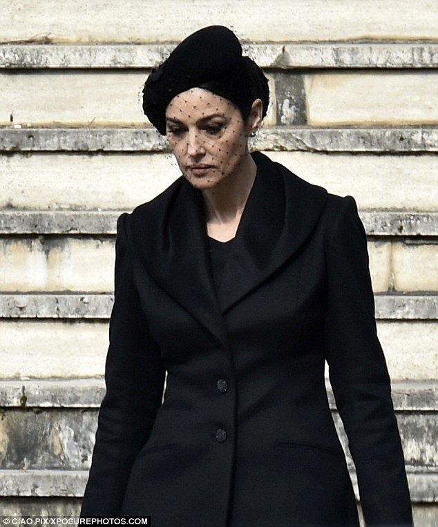 Η 50άρα Μπελούτσι στον Τζέιμς Μποντ: Σέξι χήρα στα μαύρα, καθηλώνει [εικόνες] | iefimerida.gr 13