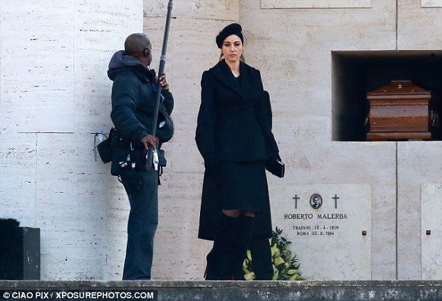 Η 50άρα Μπελούτσι στον Τζέιμς Μποντ: Σέξι χήρα στα μαύρα, καθηλώνει [εικόνες] | iefimerida.gr 11