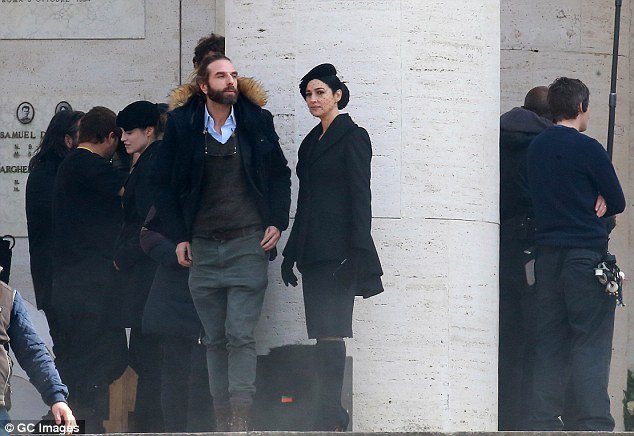 Η 50άρα Μπελούτσι στον Τζέιμς Μποντ: Σέξι χήρα στα μαύρα, καθηλώνει [εικόνες] | iefimerida.gr 12