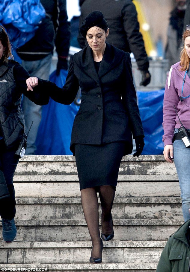 Η 50άρα Μπελούτσι στον Τζέιμς Μποντ: Σέξι χήρα στα μαύρα, καθηλώνει [εικόνες] | iefimerida.gr 15