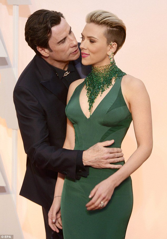 Οσκαρ 2015: Οταν ο Τζον Τραβόλτα όρμησε στη Σκάρλετ Γιόχανσον -Οι σνομπ εκφράσεις... αηδίας και αποδοκιμασίας της ηθοποιού [εικόνες] | iefimerida.gr 2