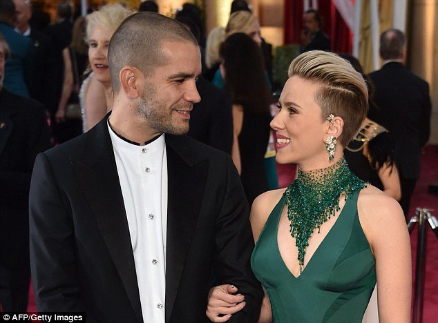 Οσκαρ 2015: Οταν ο Τζον Τραβόλτα όρμησε στη Σκάρλετ Γιόχανσον -Οι σνομπ εκφράσεις... αηδίας και αποδοκιμασίας της ηθοποιού [εικόνες] | iefimerida.gr 12