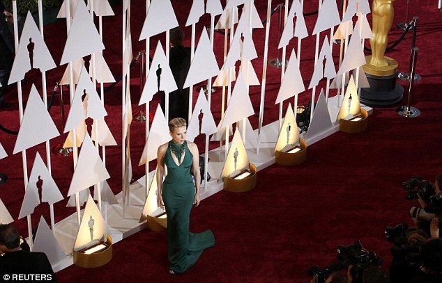 Οσκαρ 2015: Οταν ο Τζον Τραβόλτα όρμησε στη Σκάρλετ Γιόχανσον -Οι σνομπ εκφράσεις... αηδίας και αποδοκιμασίας της ηθοποιού [εικόνες] | iefimerida.gr 13