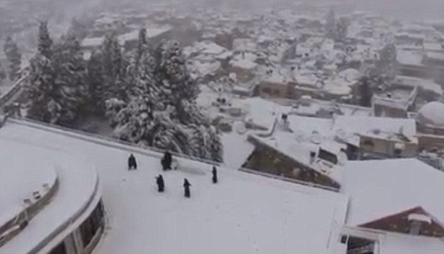 Μοναχοί παίζουν χιονοπόλεμο σαν μικρά παιδιά  [εικόνες & βίντεο] | iefimerida.gr 0