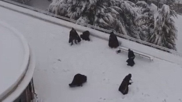 Μοναχοί παίζουν χιονοπόλεμο σαν μικρά παιδιά  [εικόνες & βίντεο] | iefimerida.gr 2