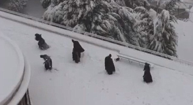 Μοναχοί παίζουν χιονοπόλεμο σαν μικρά παιδιά  [εικόνες & βίντεο] | iefimerida.gr 3