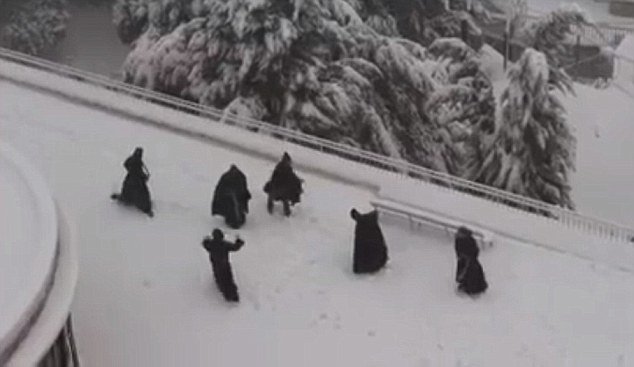 Μοναχοί παίζουν χιονοπόλεμο σαν μικρά παιδιά  [εικόνες & βίντεο] | iefimerida.gr 4