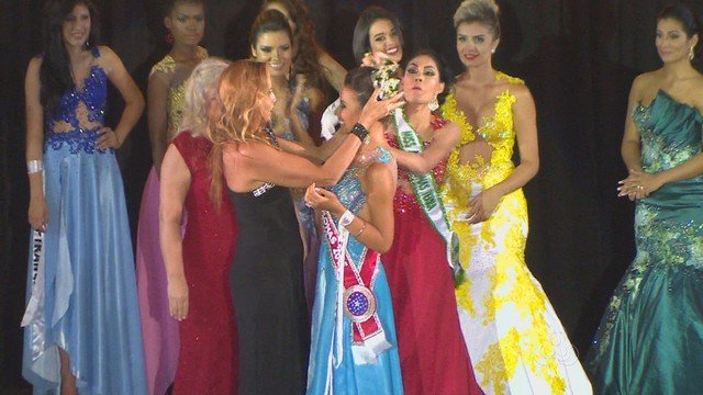 Απίστευτο μαλλιοτράβηγμα σε καλλιστεία στη Βραζιλία [βίντεο & εικόνες] | iefimerida.gr 2