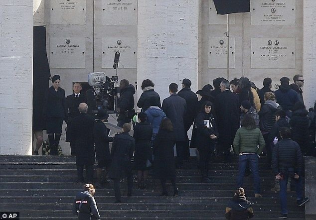 Η 50άρα Μπελούτσι στον Τζέιμς Μποντ: Σέξι χήρα στα μαύρα, καθηλώνει [εικόνες] | iefimerida.gr 5