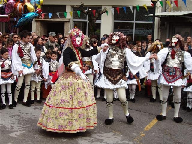 Οι 7 ιδανικοί προορισμοί για το τριήμερο -Αλευρομουτζουρώματα στο Γαλαξίδι, μπούλες στη Νάουσα, γάμος στη μαγευτική Μεθώνη [εικόνες] | iefimerida.gr 11
