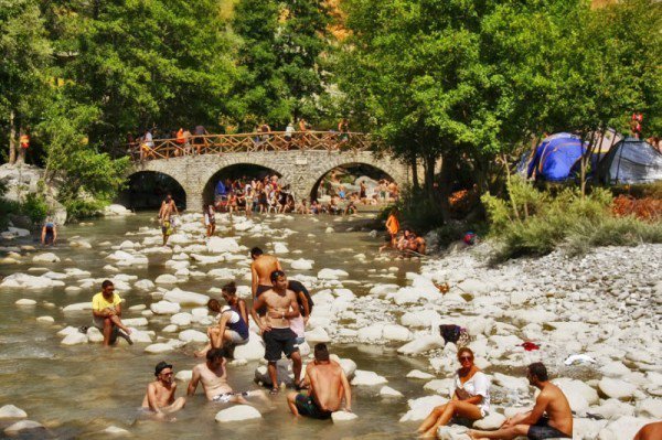 Καταστράφηκε σχεδόν το μισό γεφύρι του River Party στο Νεστόριο Καστοριάς [εικόνα] | iefimerida.gr 0
