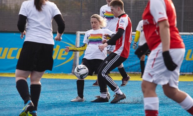 Το ποδόσφαιρο εναντίον της ομοφοβίας: Γκέι οπαδοί έπαιξαν αγώνα και έστειλαν το μήνυμά τους [εικόνες & βίντεο] | iefimerida.gr 0