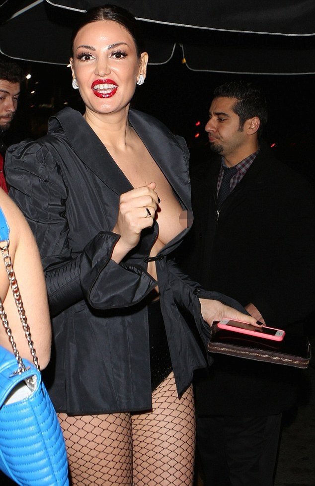 Ολα στην φόρα από την Αλβανίδα τραγουδίστρια που «σόκαρε» τους πάντες στα Grammy [εικόνες] | iefimerida.gr 0