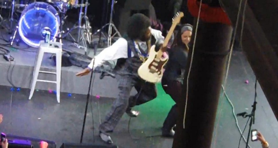 Τραγικό: Τραγουδιστής χτύπησε στο πρόσωπο θαυμάστριά του που ανέβηκε στη σκηνή [εικόνες & βίντεο] | iefimerida.gr 2