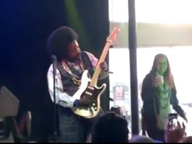 Τραγικό: Τραγουδιστής χτύπησε στο πρόσωπο θαυμάστριά του που ανέβηκε στη σκηνή [εικόνες & βίντεο] | iefimerida.gr 0