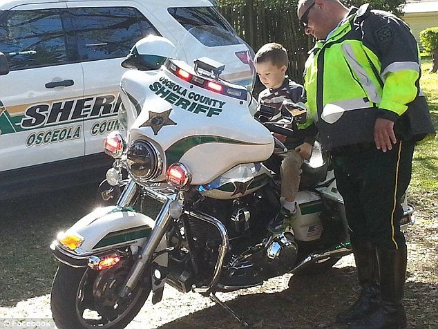 Οι συμμαθητές που δεν ήρθαν και η «επιχείρηση πάρτι» που στήθηκε από την αστυνομία για ένα 6χρονο αυτιστικό μαθητή [εικόνες] | iefimerida.gr 5