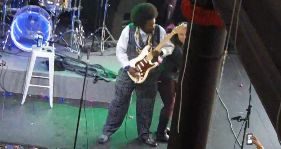 Τραγικό: Τραγουδιστής χτύπησε στο πρόσωπο θαυμάστριά του που ανέβηκε στη σκηνή [εικόνες & βίντεο] | iefimerida.gr 1