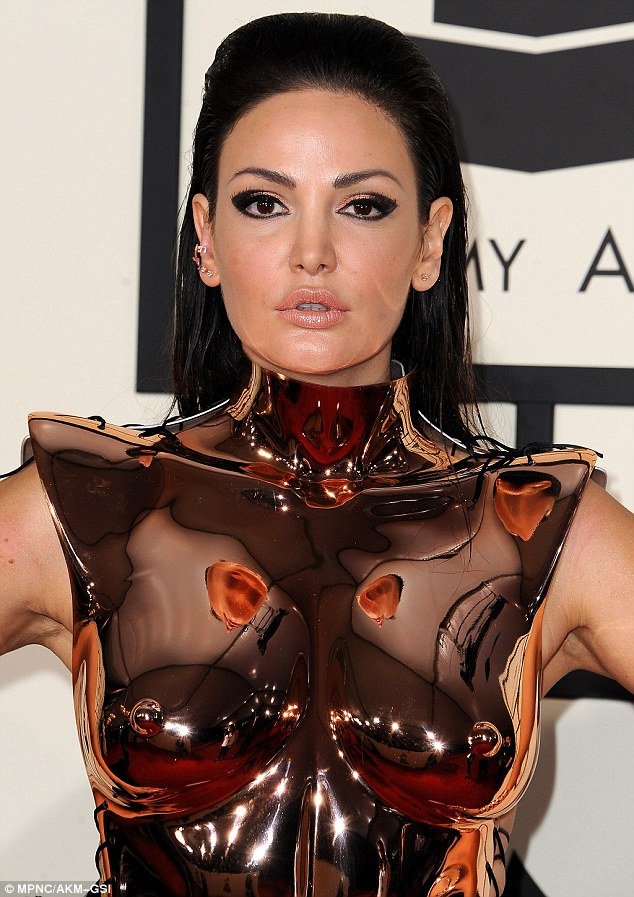 Ολα στην φόρα από την Αλβανίδα τραγουδίστρια που «σόκαρε» τους πάντες στα Grammy [εικόνες] | iefimerida.gr 4