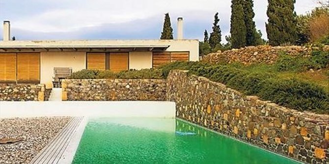 Το εξοχικό του Γιάνη Βαρουφάκη στην Αίγινα [εικόνες] | iefimerida.gr 0