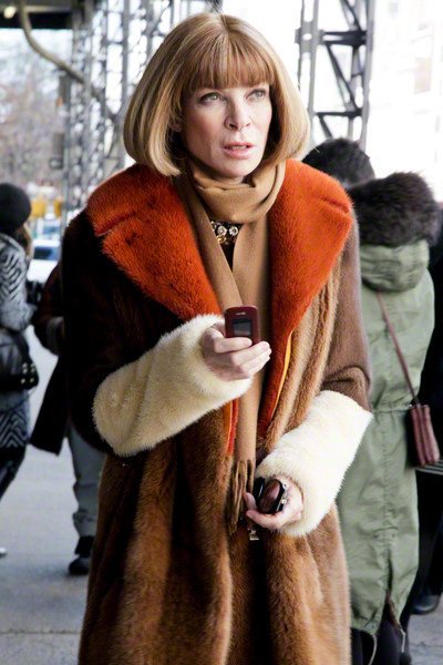 Τέλος τα smartphones -Τα παλιά κινητά που επιστρέφουν στη μόδα και ο ρόλος της ισχυρής κυρίας της Vogue [εικόνες] | iefimerida.gr 10