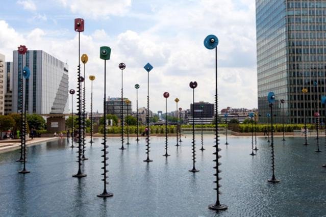 Παρίσι και Χιούστον τιμούν τον «ενστικτώδη επιστήμονα» εικαστικό Τakis με μεγαλειώδη τρόπο | iefimerida.gr 2