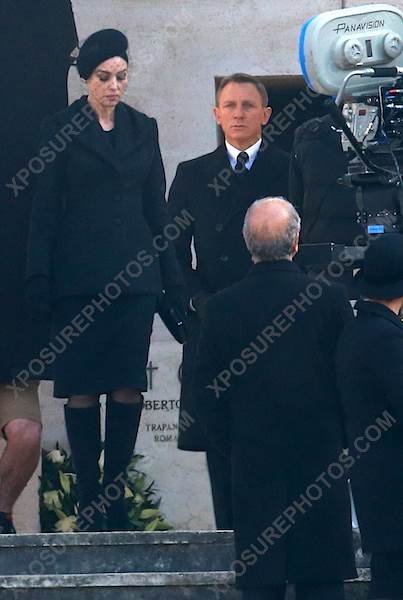 Η 50άρα Μπελούτσι στον Τζέιμς Μποντ: Σέξι χήρα στα μαύρα, καθηλώνει [εικόνες] | iefimerida.gr 23