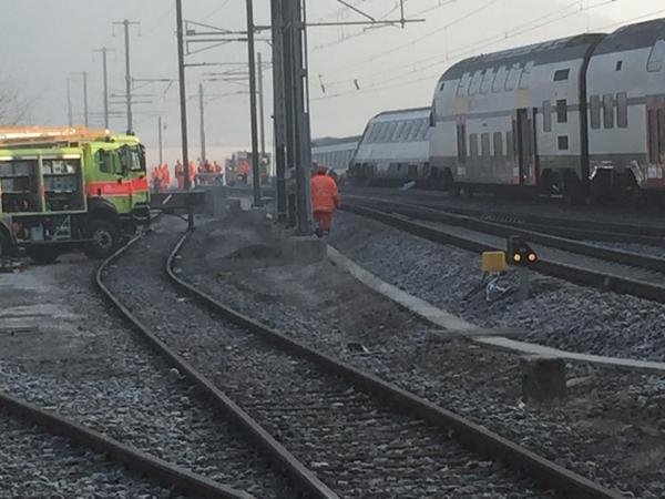 Σύγκρουση τρένων με τουλάχιστον 50 τραυματίες βόρεια της Ζυρίχης [εικόνες & βίντεο] | iefimerida.gr 1