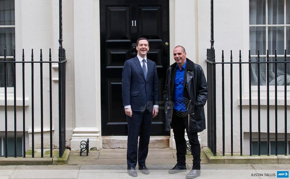 Ο Βαρουφάκης φωτογραφίζεται στη Ντάουνινγκ Στριτ: Παλτό και μπλε ηλεκτρίκ πουκάμισο έξω από το παντελόνι [εικόνες & Βίντεο] | iefimerida.gr 0