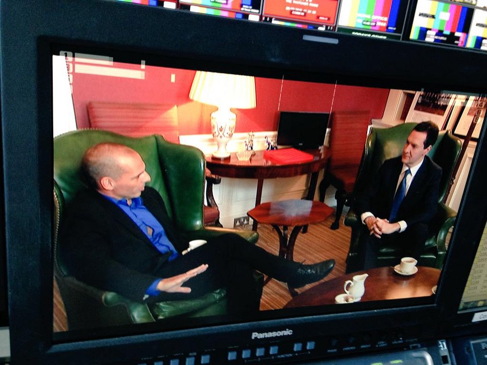 Ο Βαρουφάκης φωτογραφίζεται στη Ντάουνινγκ Στριτ: Παλτό και μπλε ηλεκτρίκ πουκάμισο έξω από το παντελόνι [εικόνες & Βίντεο] | iefimerida.gr 5