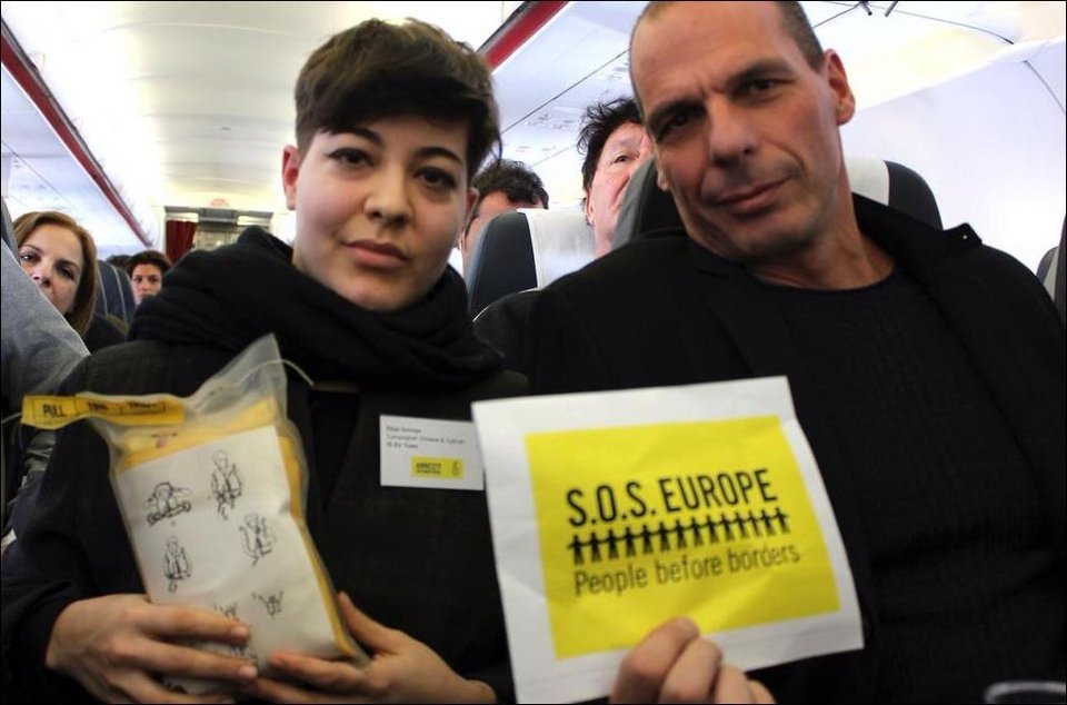 Το μήνυμα Βαρουφάκη υπέρ των μεταναστών μέσα από το αεροπλάνο [εικόνα] | iefimerida.gr 0