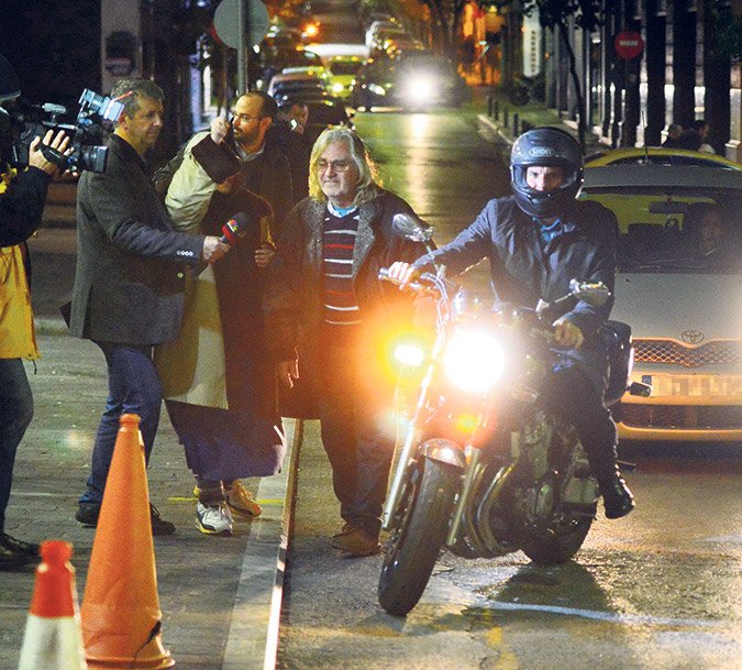 Ντοκουμέντο: Ο Βαρουφάκης ωραίος, με πλούσια μαλλιά, μιλάει για την κυβέρνηση Μητσοτάκη [βίντεο] | iefimerida.gr 4