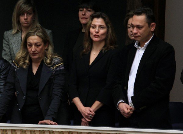 Λαμπερή, πανευτυχής η Περιστέρα στα θεωρεία της Βουλής, δεν παίρνει τα μάτια της από τον Αλέξη Τσίπρα [εικόνες] | iefimerida.gr 3