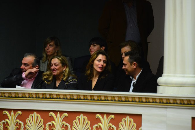 Λαμπερή, πανευτυχής η Περιστέρα στα θεωρεία της Βουλής, δεν παίρνει τα μάτια της από τον Αλέξη Τσίπρα [εικόνες] | iefimerida.gr 6